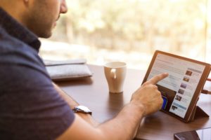 homem-trabalhando-com-tablet